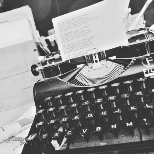 mit der alten schreibmaschine